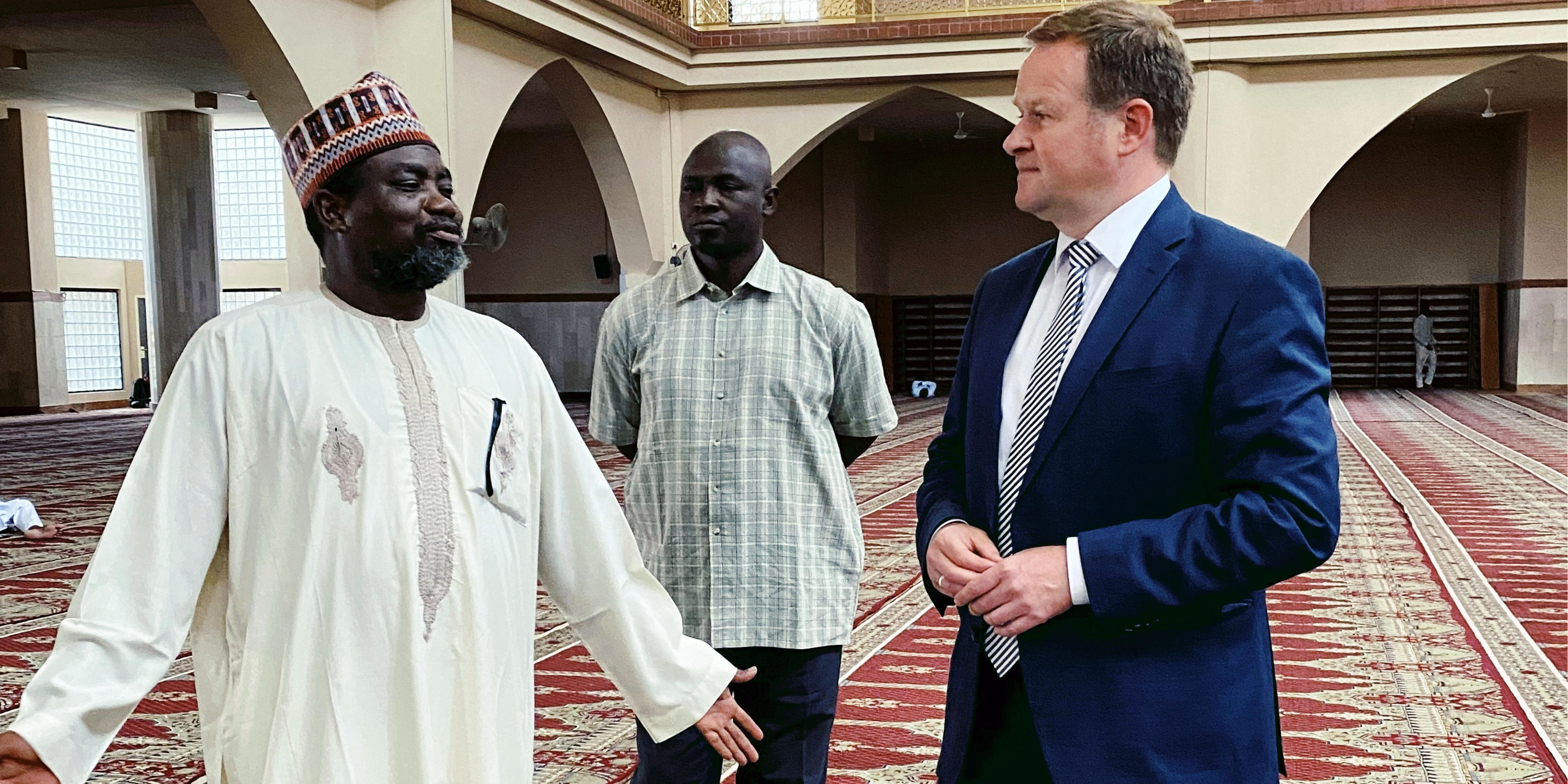 Frank Schwabe im Gespräch mit Dr. Mohammed Kabir Adam, Hauptimam der Nationalmoschee in Abuja, Nigeria