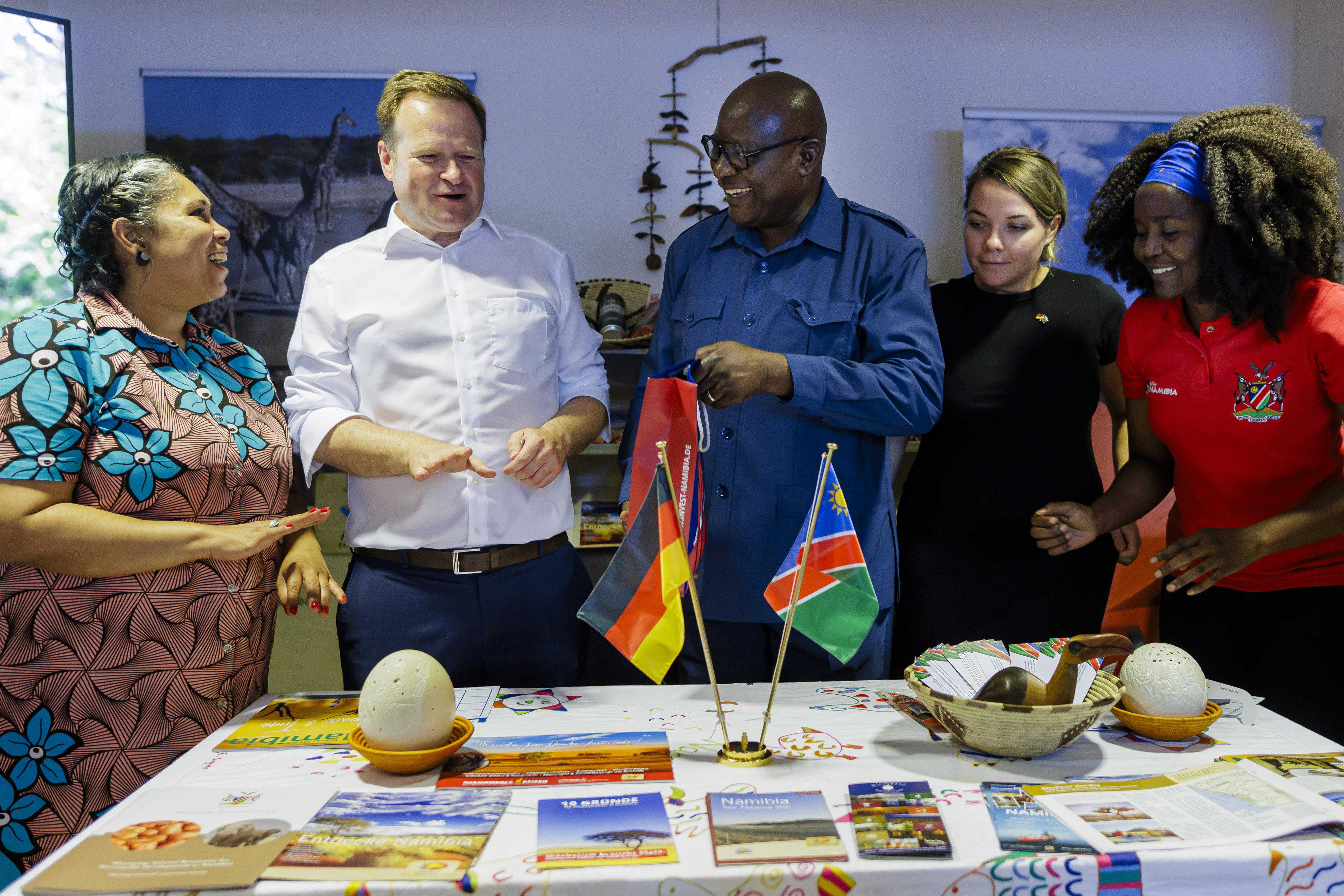 Frank Schwabe am Informationsstand von Namibia, Tag der offenen Tür 2023 im BMZ