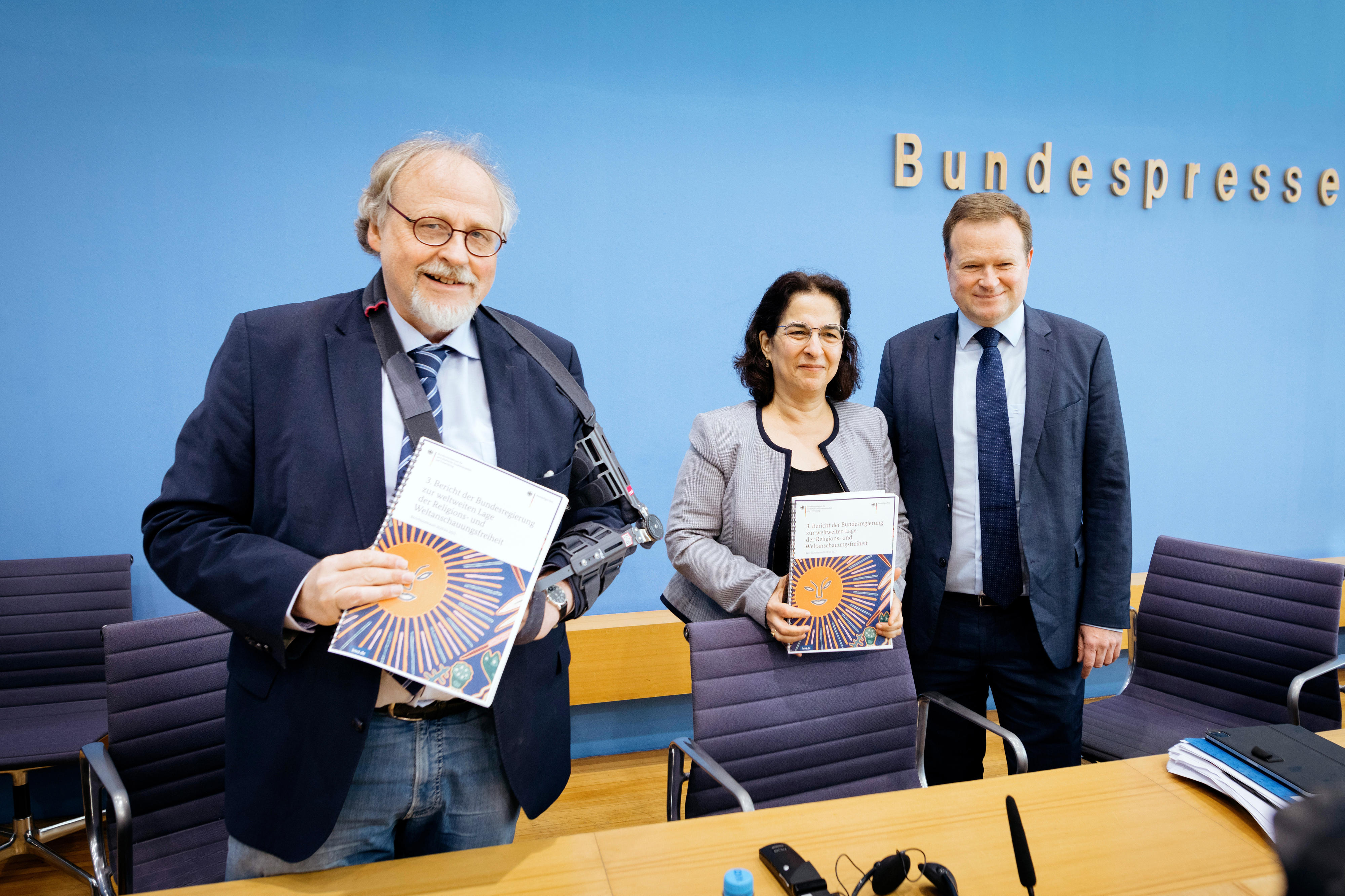 Prof. Dr Heiner Bielefeldt (University of Erlangen-Nuremberg), Prof. Nazila Ghanea (United Nations Special Rapporteur on Freedom of Religion or Belief) and Frank Schwabe at the presentation of the report at the Federal Press Conference on 22 November 2023