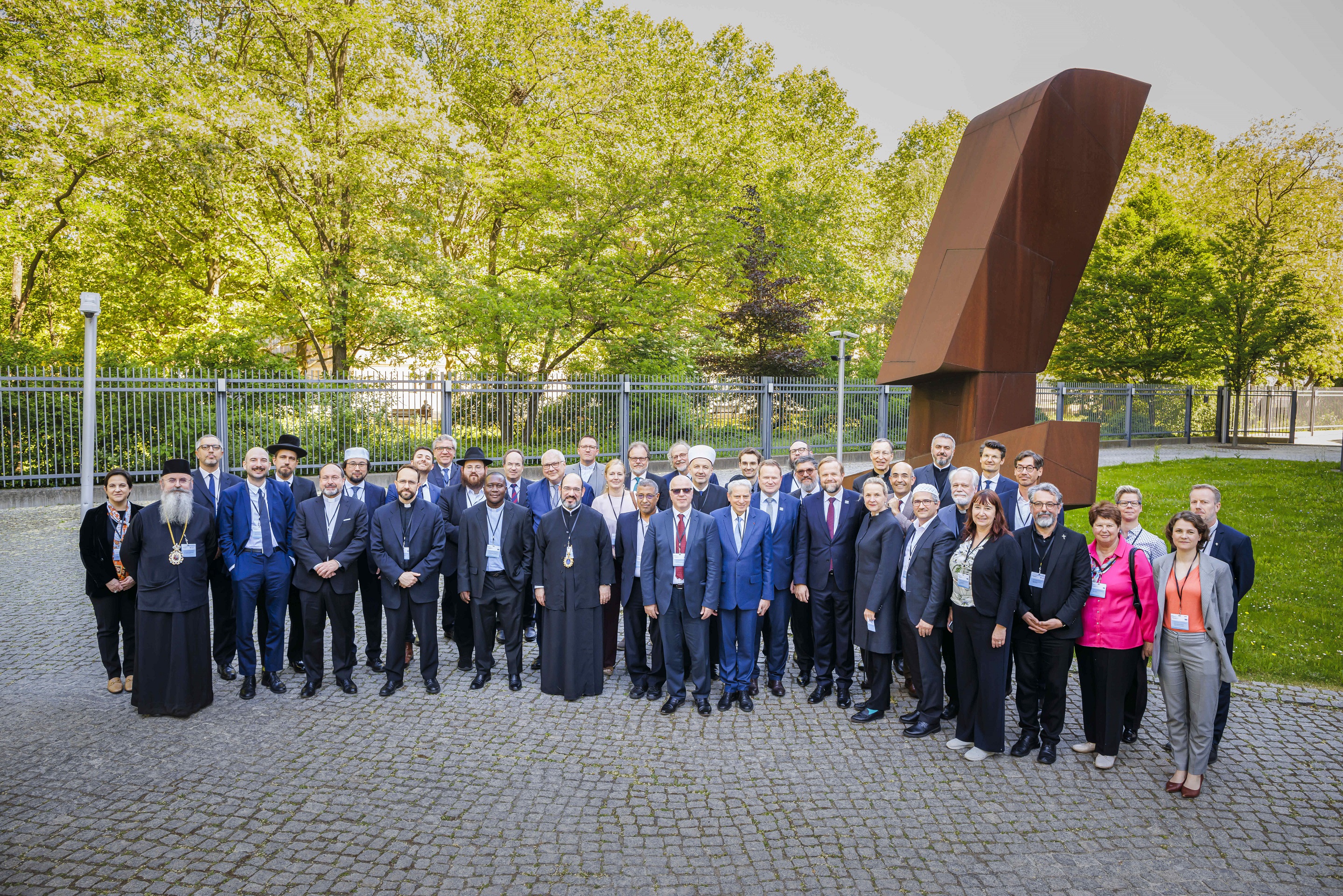 Teilnehmerinnen und Teilnehmer des interreligiösen Dialogs in Berlin im Mai 2024