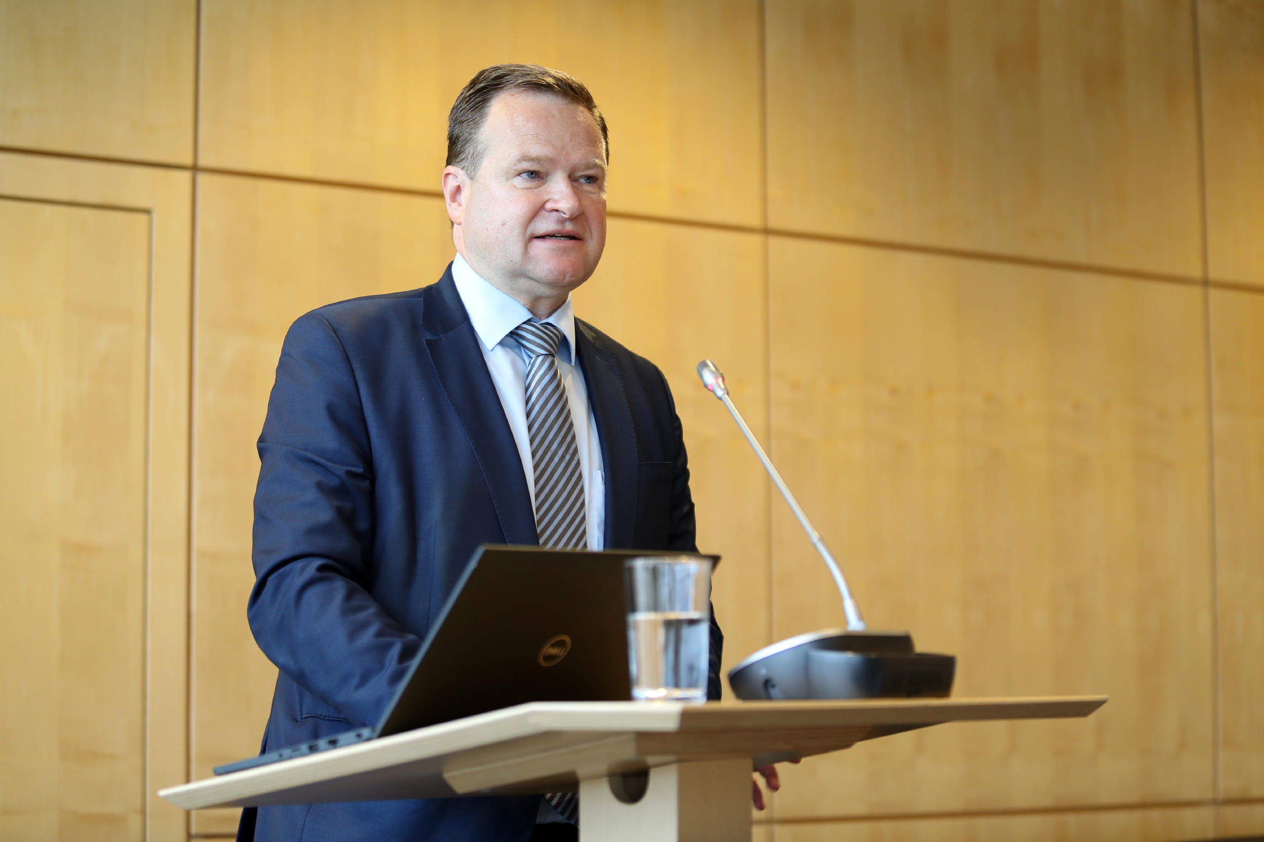 Der Beauftragte der Bundesregierung für Religions- und Weltanschauungsfreiheit, Frank Schwabe, während seiner Rede zur Eröffnung der International Ministerial Conference on Freedom of Religion or Belief 